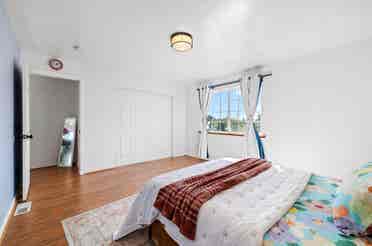 Bright 2 
Large rooms for rent