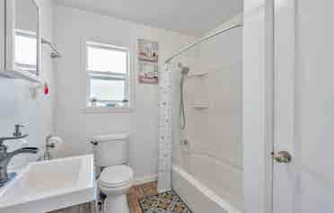 Bright 1
Large rooms for rent
