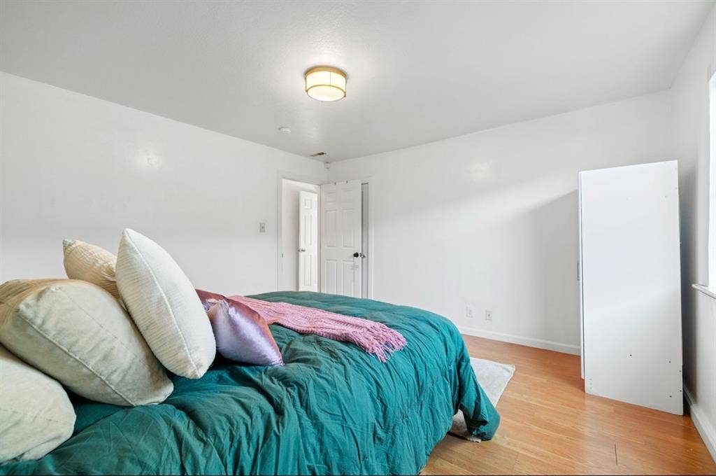 Bright 2
Large rooms for rent