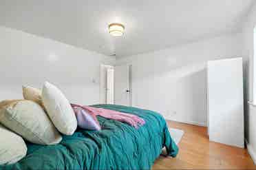 Bright 2 
Large rooms for rent