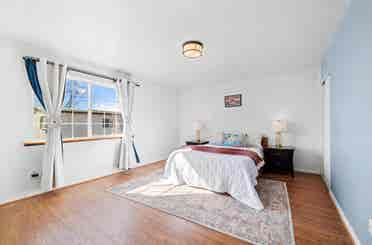 Bright 2 
Large rooms for rent
