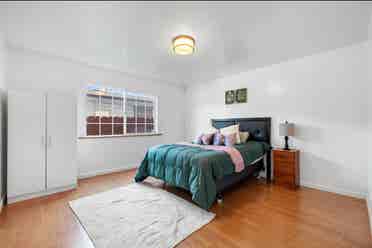 Bright 2 
Large rooms for rent