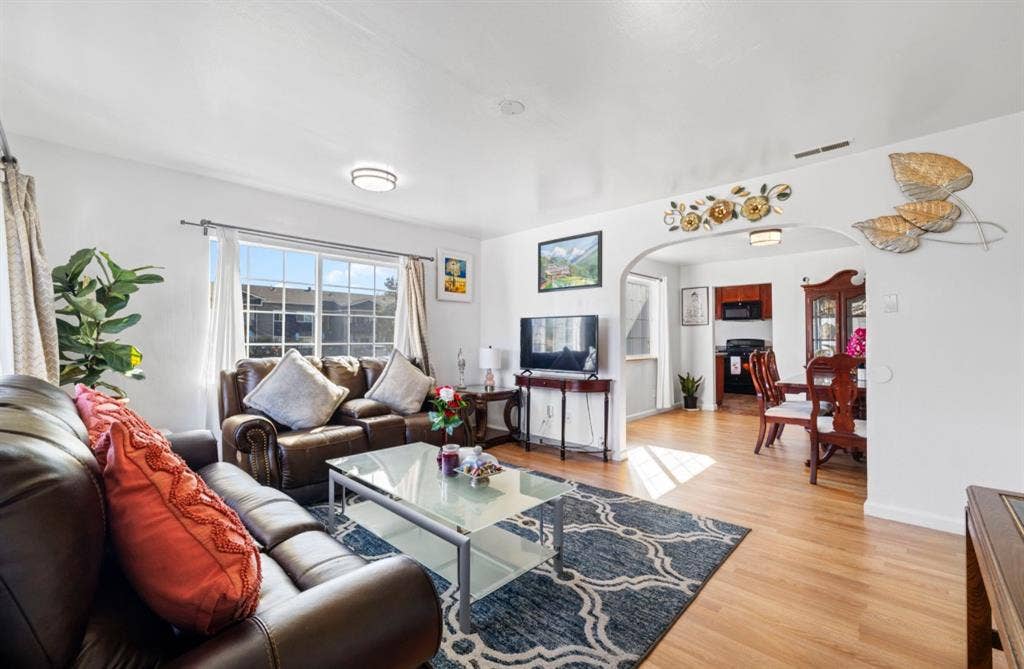 Bright 2
Large rooms for rent