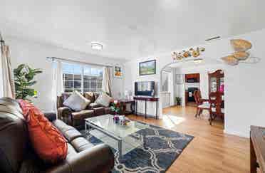 Bright 2 
Large rooms for rent