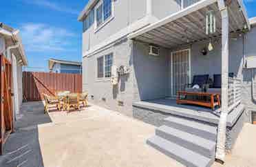 Bright 1
Large rooms for rent