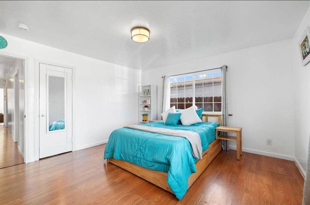 Bright 2
Large rooms for rent