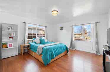 Bright 2 
Large rooms for rent