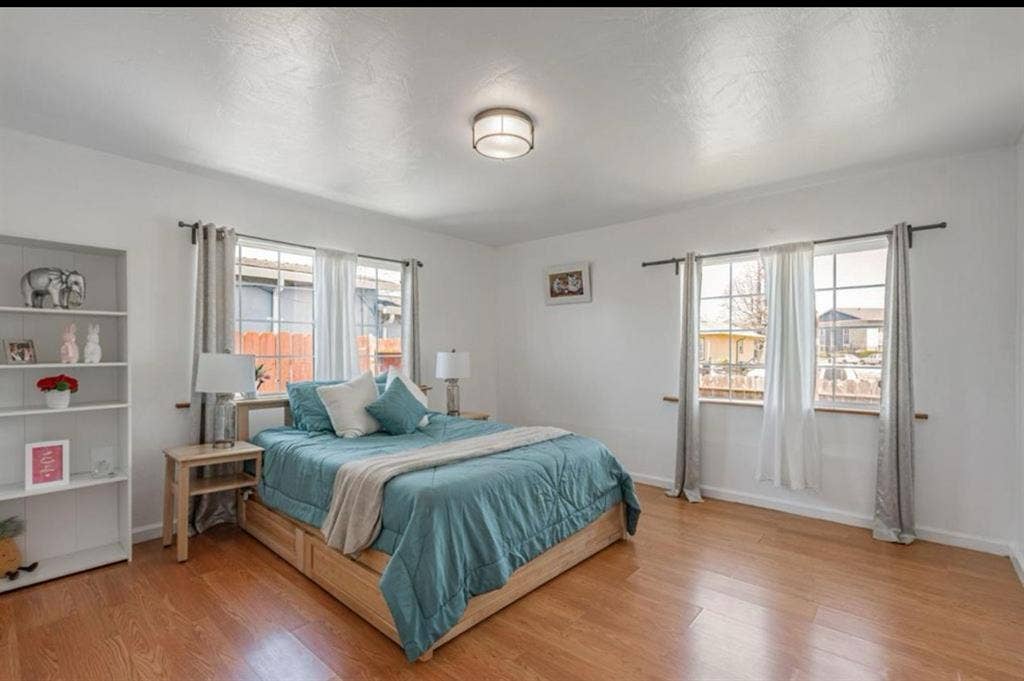 Bright 1
Large rooms for rent