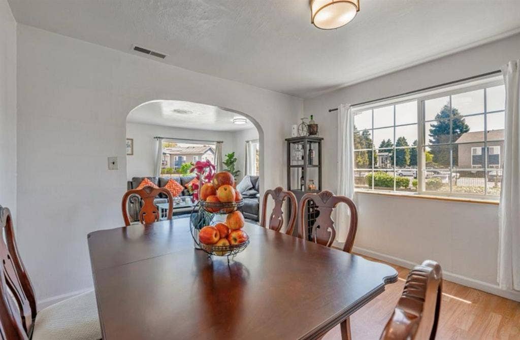 Bright 1
Large rooms for rent