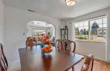 Bright 1
Large rooms for rent