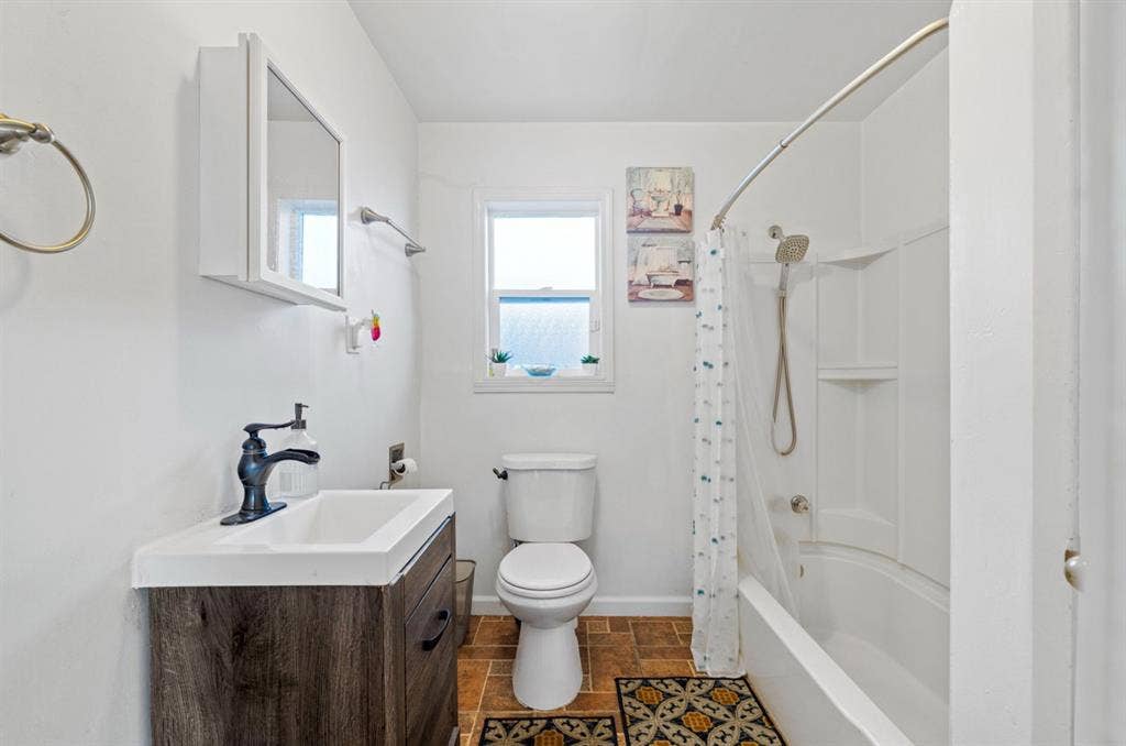 Bright 2
Large rooms for rent