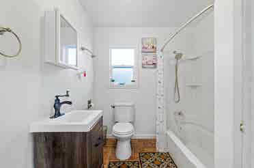 Bright 2 
Large rooms for rent