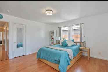 Bright 1
Large rooms for rent