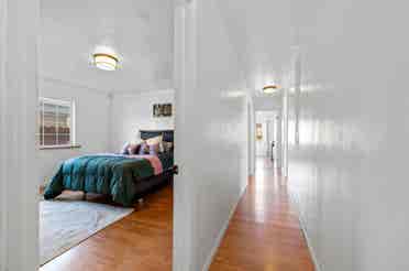 Bright 2 
Large rooms for rent