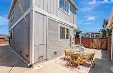 Bright 1
Large rooms for rent