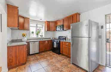 Bright 1
Large rooms for rent