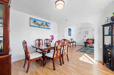 Bright 2 
Large rooms for rent