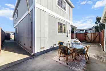 Bright 2 
Large rooms for rent
