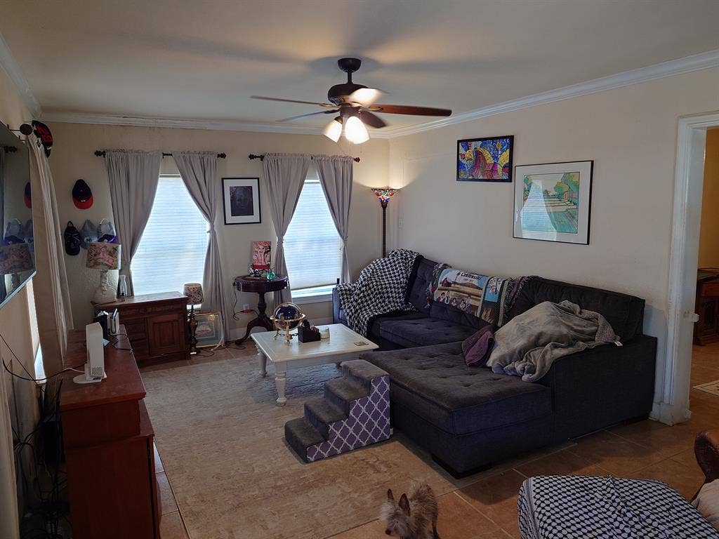 Non-furnished big room.