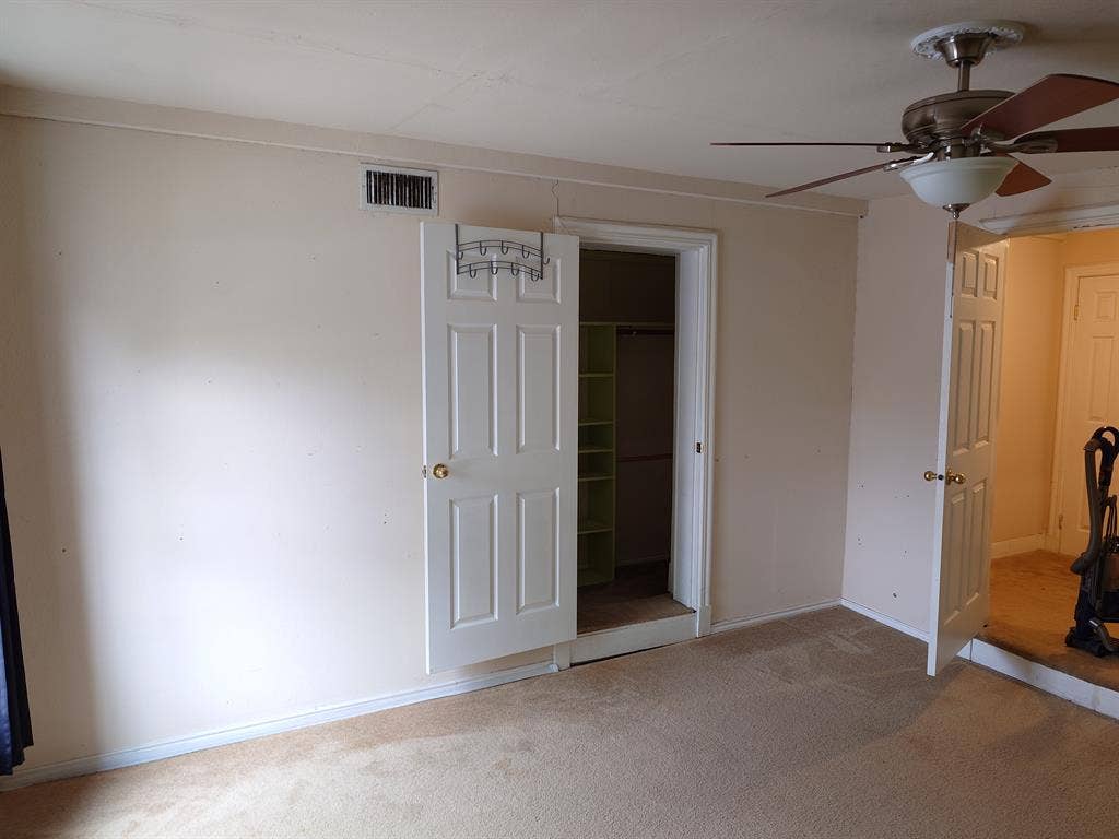 Smaller bedroom, stand in closet