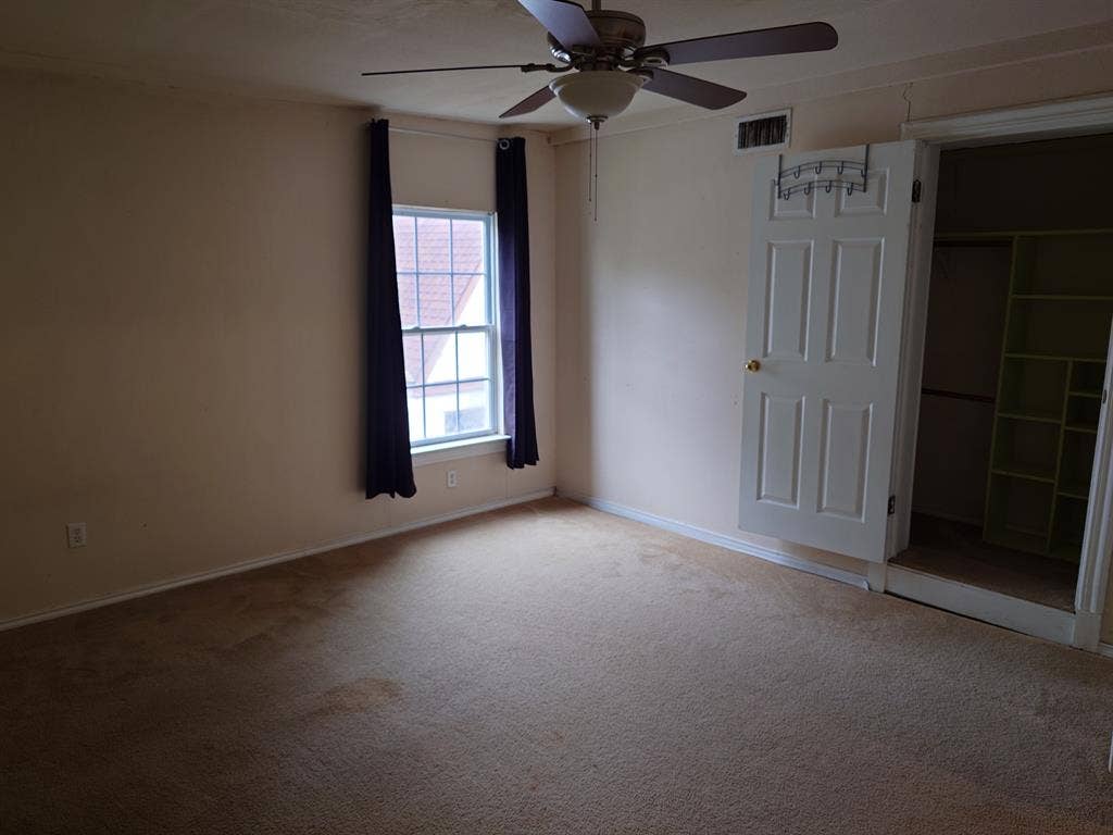 Smaller bedroom, stand in closet