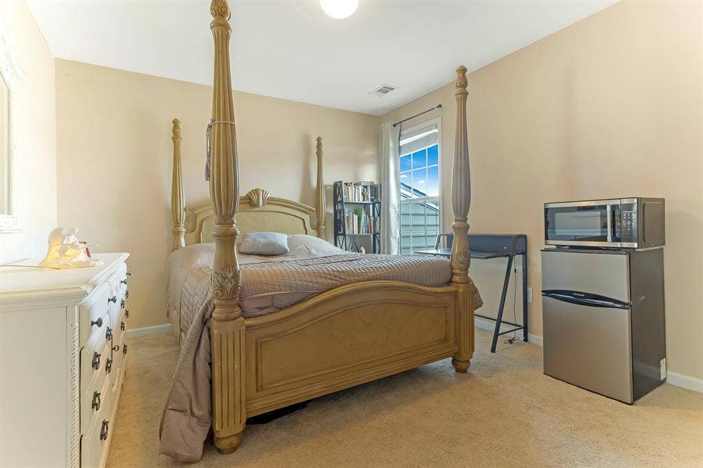 Room In A Gated Community In Greer