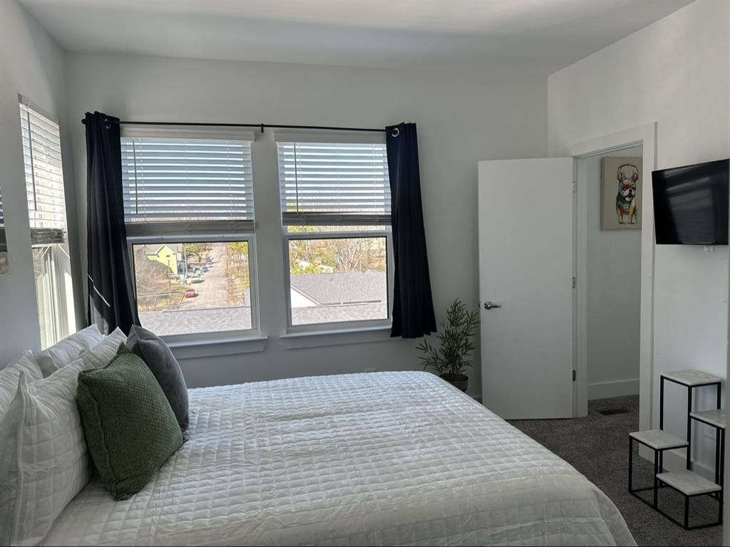 One bedroom with private bathroom