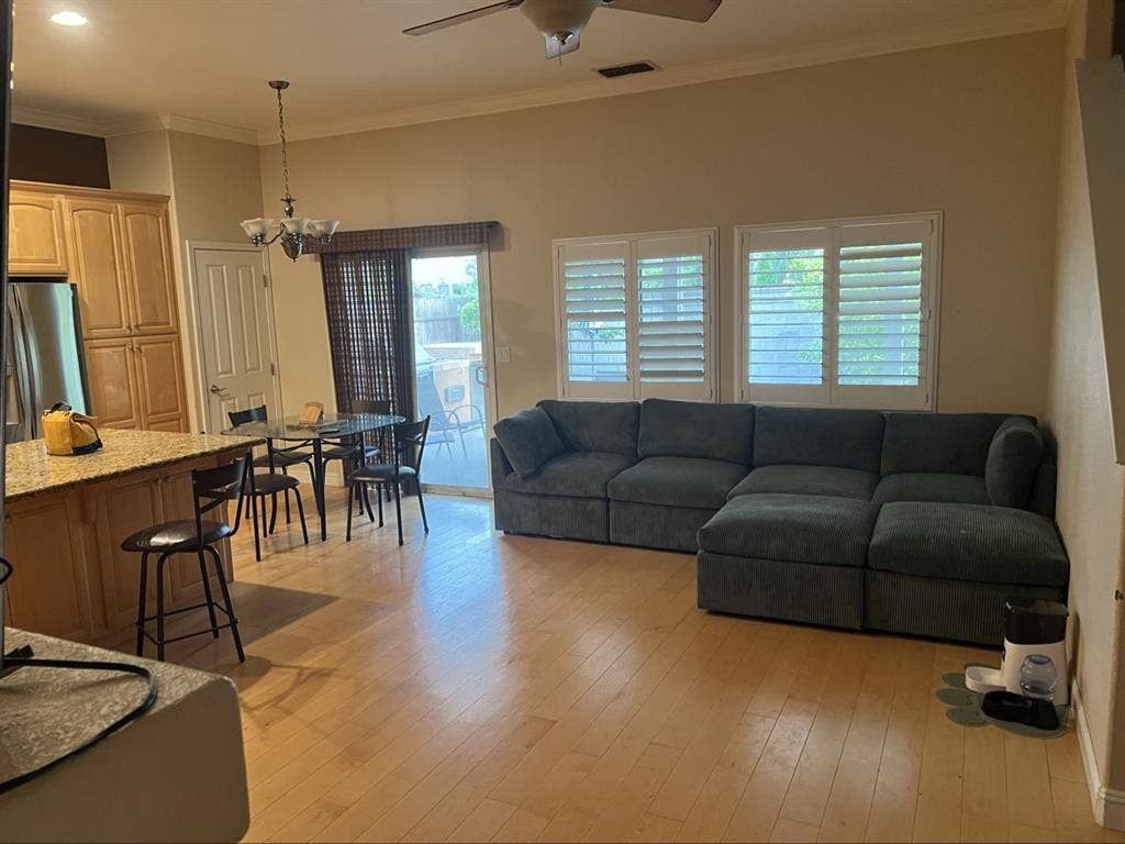 Looking for roommate- West Sac