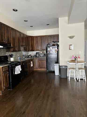 Looking for 2 new roomies!