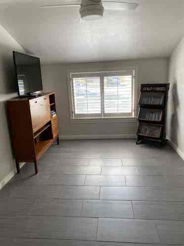 Quiet studio-gay friendly.