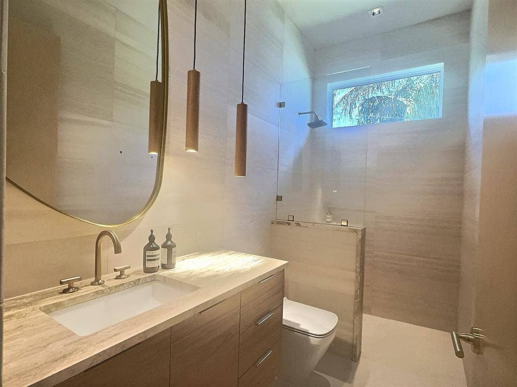 Room in Luxe Home - Utilities Incl