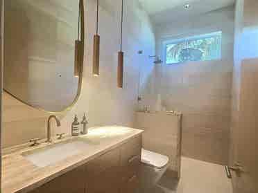 Room in Luxe Home - Utilities Incl