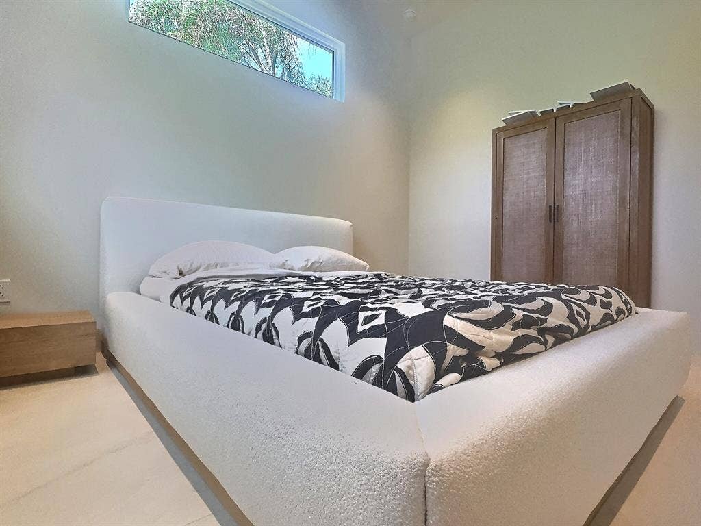 Room in Luxe Home - Utilities Incl