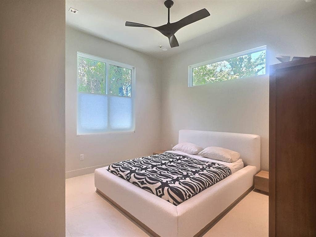 Room in Luxe Home - Utilities Incl
