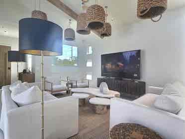 Room in Luxe Home - Utilities Incl