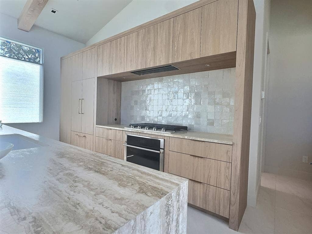 Room in Luxe Home - Utilities Incl