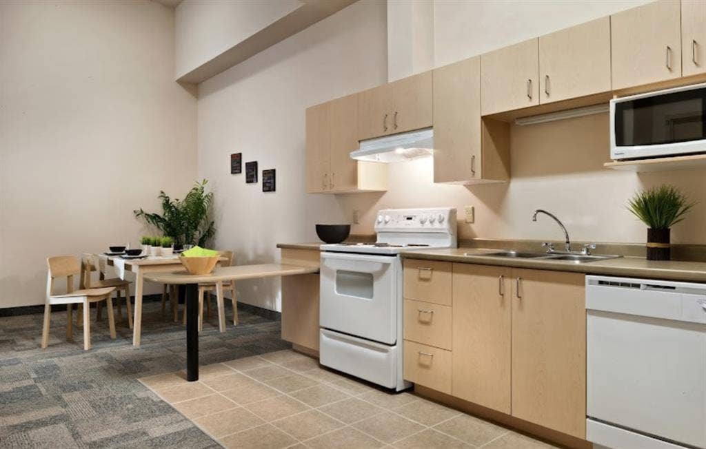 Student Room for rent (May 1st)