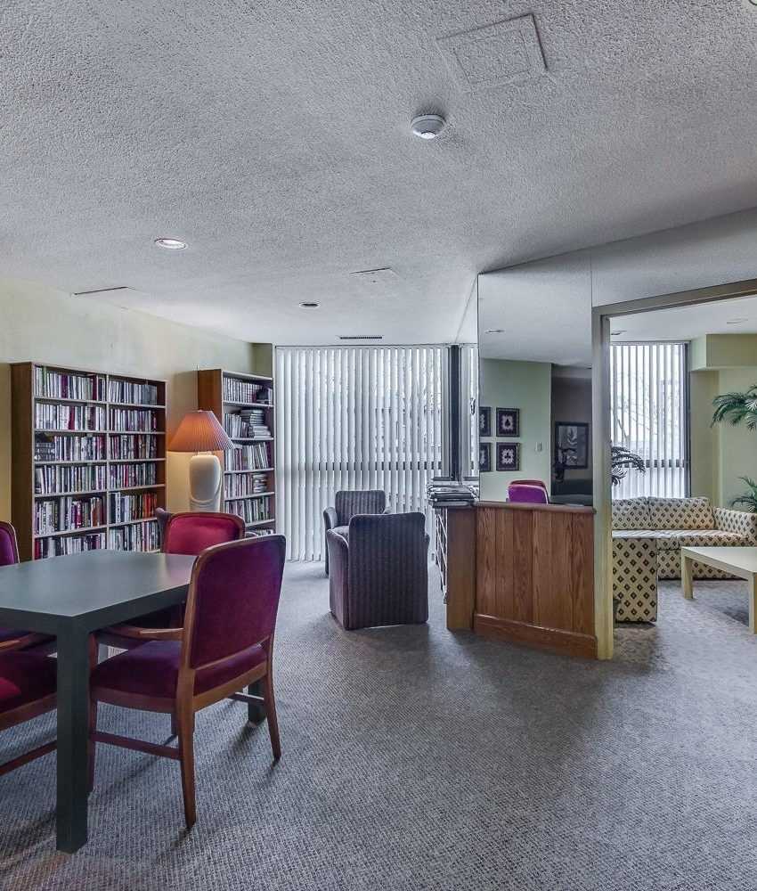 Large1-Bdrm+Den CondoSqOne, Mississ