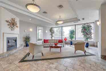 Large1-Bdrm+Den CondoSqOne, Mississ