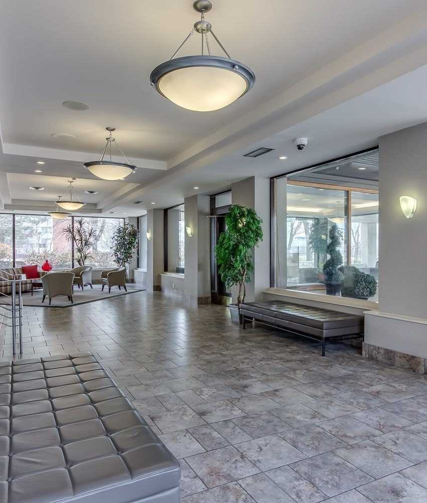 Large1-Bdrm+Den CondoSqOne, Mississ