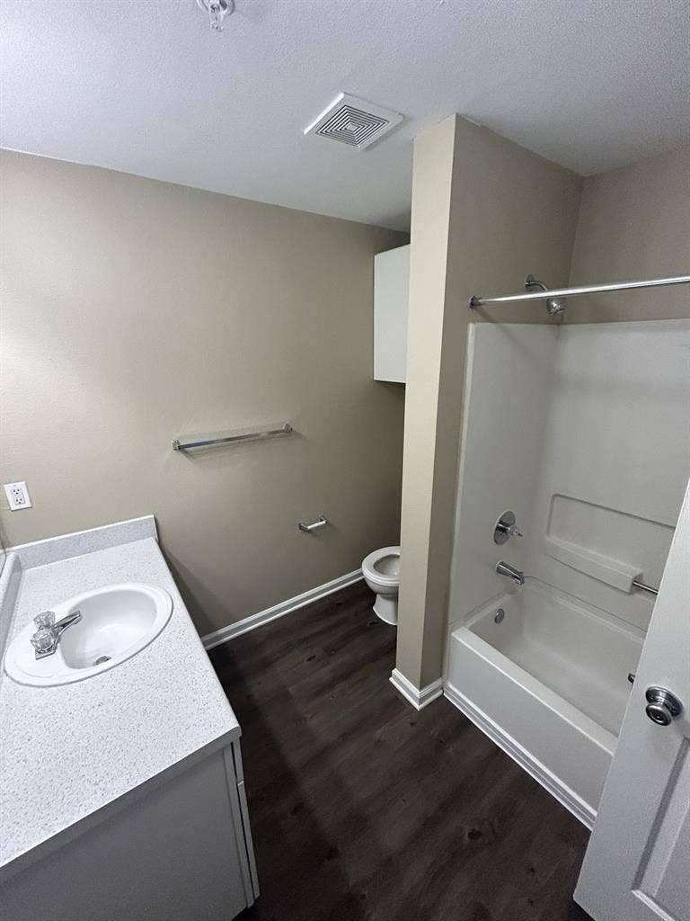 Female Roomate Wanted