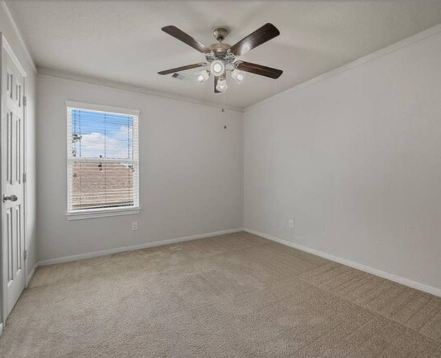 1 bedroom avaliable in houseshare
