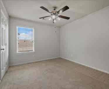 1 bedroom avaliable in houseshare
