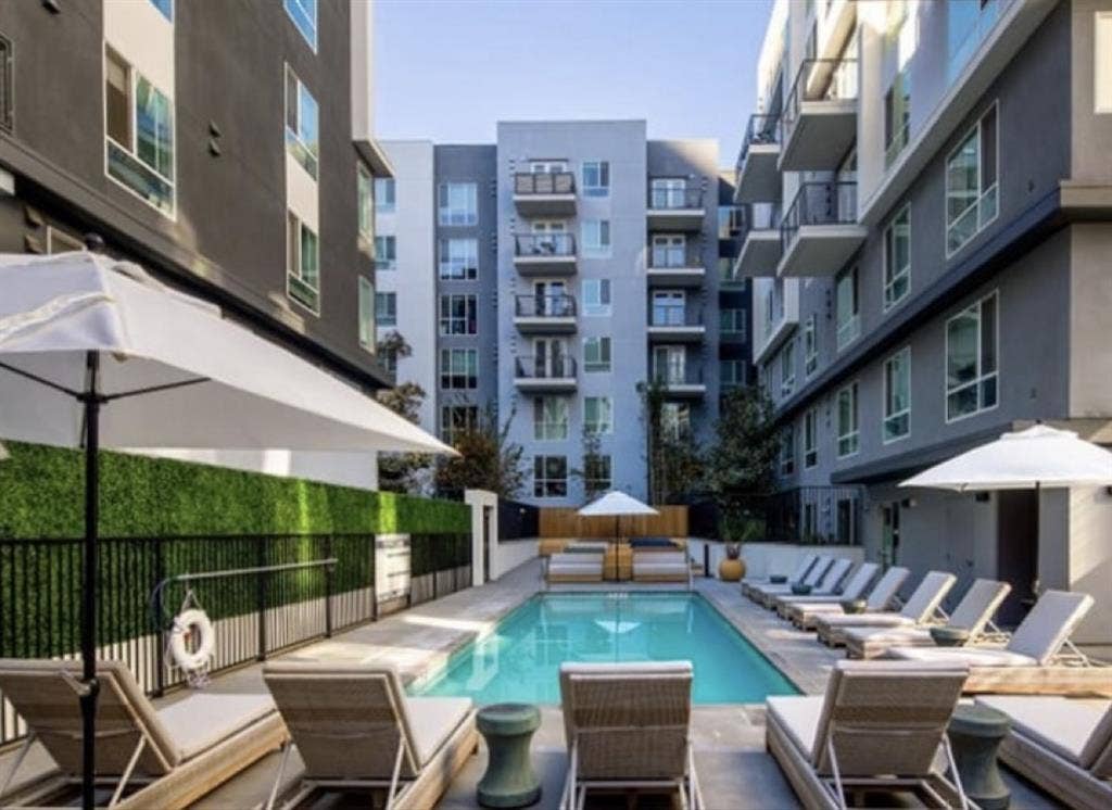 Furnished b
for rent in DTLA!
