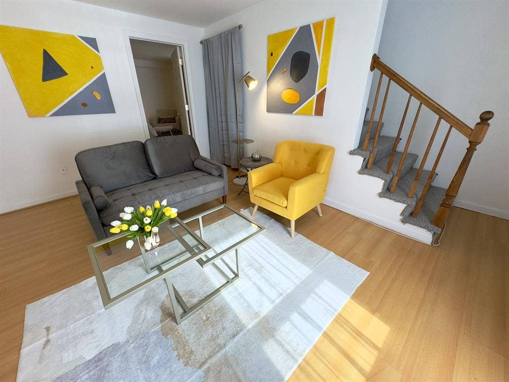 Sunny furnished room in townhouse