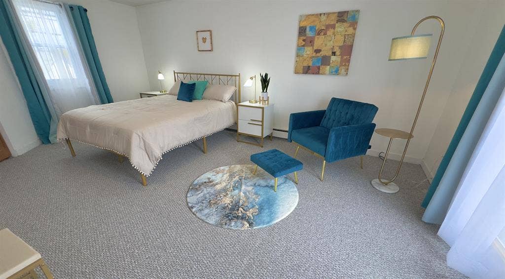 Sunny furnished room in townhouse