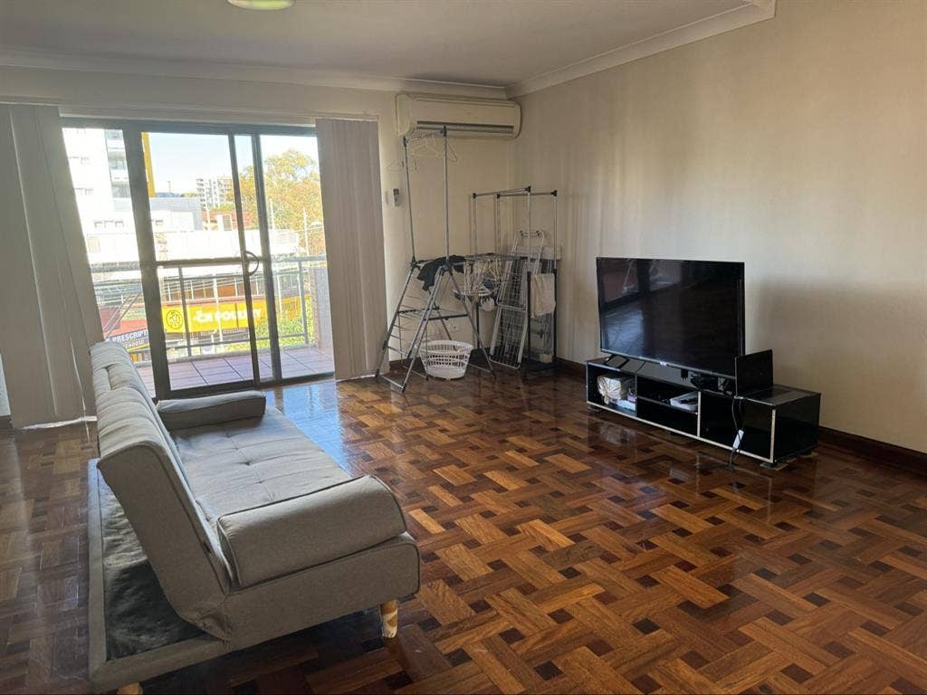 Ensuite room available