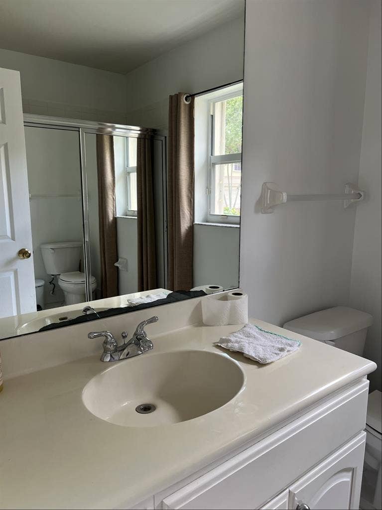 Small furnished room for rentt