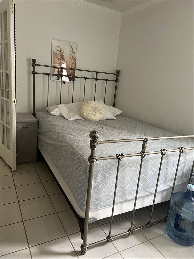 Small furnished room for rentt