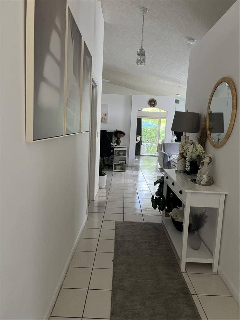 Small furnished room for rentt